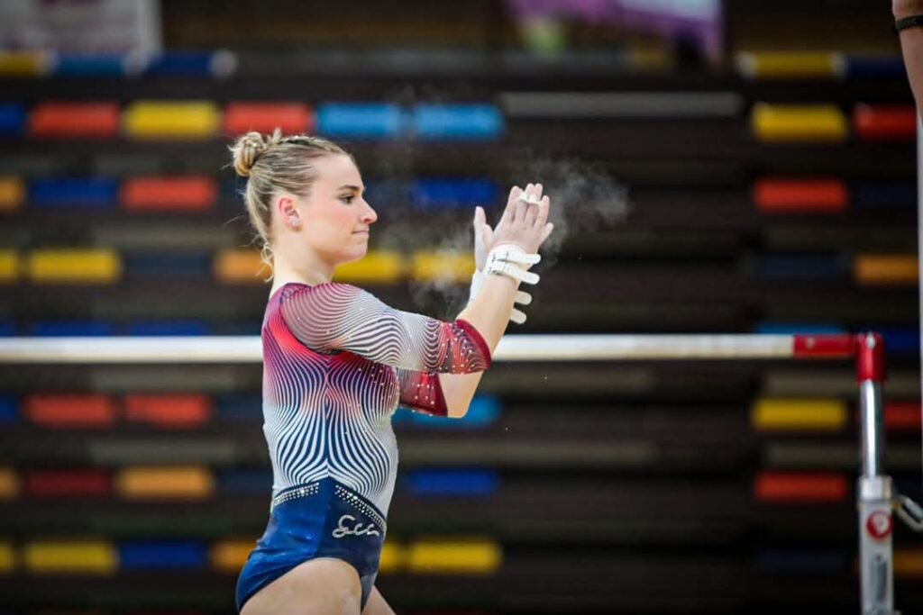 Gimnasta aplaudiendo y celebrando
