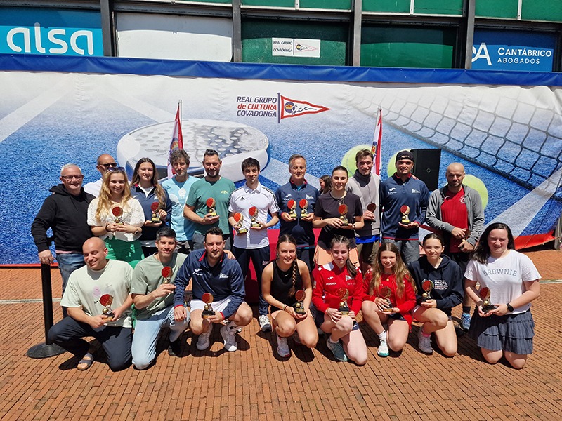 Participantes socios del club con medallas y premios en la mano